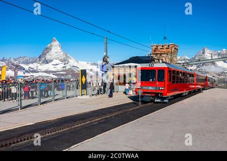 ZERMATT, SUISSE - Le 16 juillet 2019 : Train près de Le Gornergrat Bahn Railway, un chemin de fer à crémaillère de montagne près de la ville de Zermatt dans le canton du Valais de Switze Banque D'Images