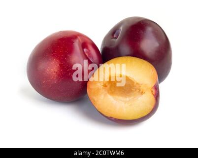 Trois prunes isolées sur fond blanc Banque D'Images