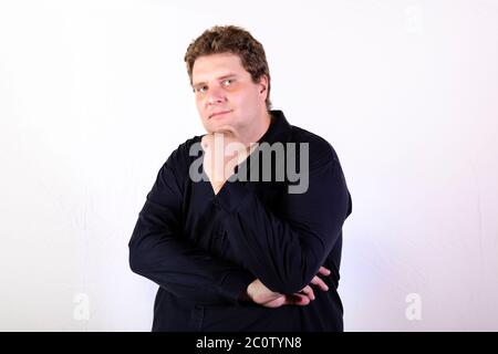 Homme de grande taille en studio photos avec fond blanc. Banque D'Images