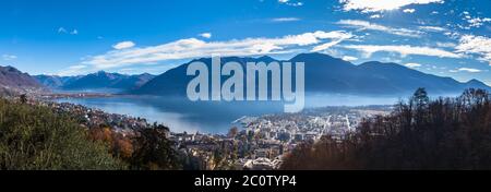 Vue panoramique aérienne imprenable sur Locarno et le lac majeur depuis l'église Madonna del Sasso, la montagne enneigée des Alpes suisses et le ciel bleu du Clo Banque D'Images