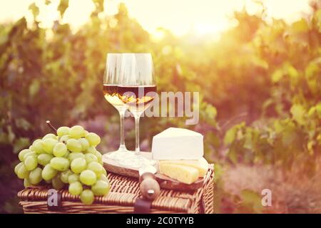 Diverses sortes de fromage et deux verres de vin blanc Banque D'Images