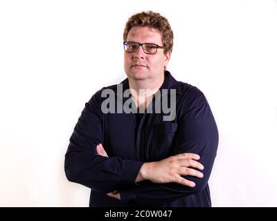 Homme de plus taille en studio photos avec fond blanc . Banque D'Images