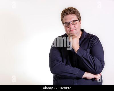 Homme de plus taille en studio photos avec fond blanc . Banque D'Images