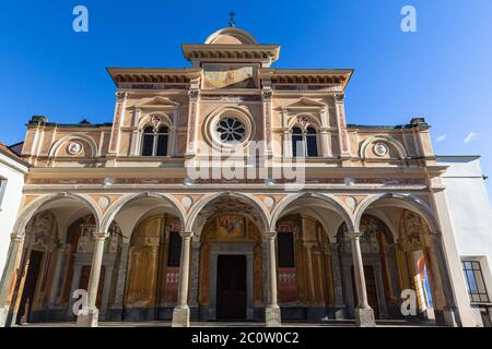 Vue rapprochée de l'église Madonna del Sasso depuis la façade surplombant la ville de Locarno, sanctuaire et église de pèlerinage d'Orselina, le jour ensoleillé d'automne avec du bleu Banque D'Images