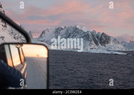 Un voyage en voiture à Reine dans Lofoten. Banque D'Images