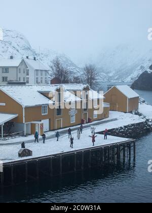 Maisons jaunes dans un petit village arctique. Banque D'Images