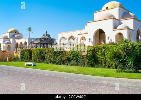 Façade en fleurs du Belvédère dans la vieille ville de Sahl Hasheesh Banque D'Images