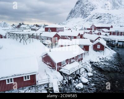 Cabines traditionnelles rouges à Reine tourné sur mon drone Mavic Pro. Banque D'Images