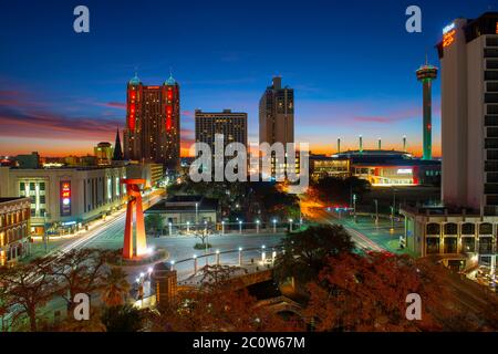 Vue panoramique sur la ville de San Antonio au crépuscule au lever du soleil dans le centre-ville de San Antonio, Texas, États-Unis. La ligne d'horizon de cette photo inclut Marriott Rivercenter. Banque D'Images