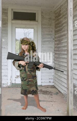 Petite fille soldat Banque D'Images