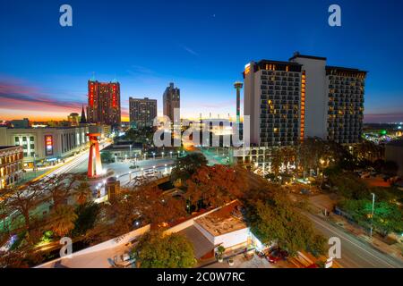 Vue panoramique sur la ville de San Antonio au crépuscule au lever du soleil dans le centre-ville de San Antonio, Texas, États-Unis. La ligne d'horizon de cette photo inclut Marriott Rivercenter. Banque D'Images