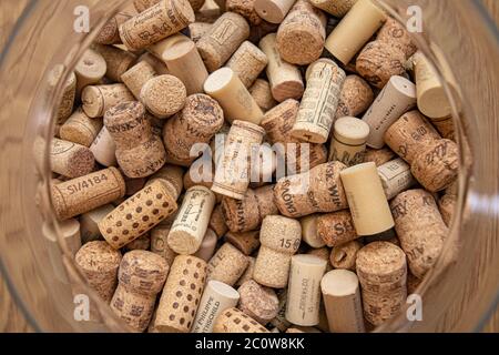 Vue de dessus du col rond en verre avec bouchons en liège de vin usagés à l'intérieur. Pile de différents bouchons de bouteille de vin pour le domaine viticole Banque D'Images