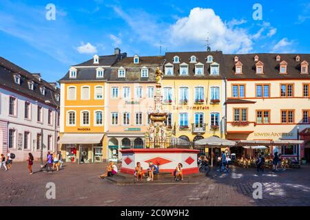 TRIER, ALLEMAGNE - 28 juin 2018 : Fontaine St Pierre à la place du marché dans la vieille ville de Trèves, Allemagne Banque D'Images