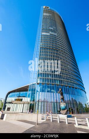 BONN, Allemagne - 29 juin 2018 : La Tour est le siège de l'entreprise logistique Deutsche Post DHL dans la ville de Bonn en Allemagne Banque D'Images