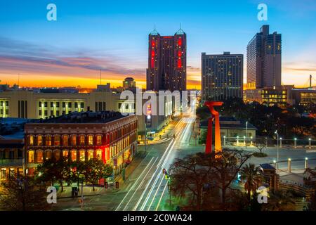 Vue panoramique sur la ville de San Antonio au crépuscule au lever du soleil dans le centre-ville de San Antonio, Texas, États-Unis. La ligne d'horizon de cette photo inclut Marriott Rivercenter. Banque D'Images
