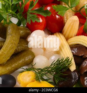 Assortiment de légumes marinés et de champignons Banque D'Images