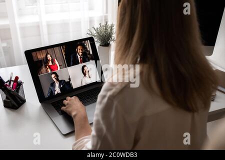 Vue arrière de la femme d'affaires parle à l'aide de la webcam conférence sur ordinateur portable Banque D'Images