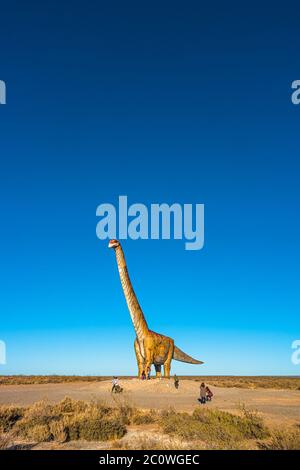 Immense modèle de dinosaure de taille normale de Patagotitan mayorum situé près de la péninsule Valdes, Chubut, Patagonie, Argentine, jour ensoleillé, ciel bleu Banque D'Images