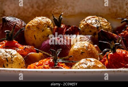 Légumes rôtis dans un plat de cuisson. Banque D'Images