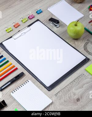 fournitures scolaires avec crayons, peinture Banque D'Images