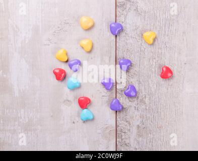 Cœurs de bonbons sur bois. Contexte de la Saint-Valentin Banque D'Images
