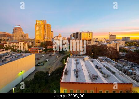 Bâtiment historique sur E Commerce St avec Weston Center et Nix Professional Building à l'arrière-plan au lever du soleil dans le centre-ville de San Antonio, Texas, États-Unis. Banque D'Images