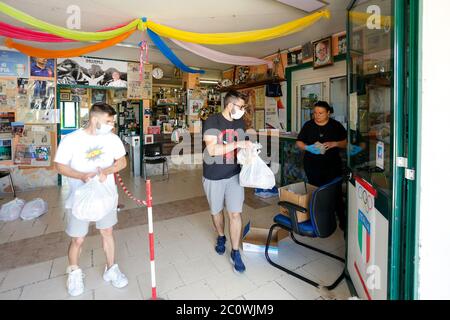 Naples, CAMPANIE, ITALIE. 12 juin 2020. 13/06/2020 Naples, Scampia district encore aujourd'hui le maître de Judo Giovanni Maddaloni aide avec une semaine de shopping le moins bien-off dans le quartier au nord de Naples célèbre pour la télévision de Grie Erie crédit: Fabio Sasso/ZUMA Wire/Alay Live News Banque D'Images