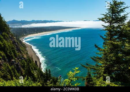 En regardant sur la côte sauvage de l'Oregon, par une journée ensoleillée, le brouillard arrive à terre au loin Banque D'Images