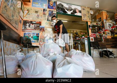 Naples, CAMPANIE, ITALIE. 12 juin 2020. 13/06/2020 Naples, Scampia district encore aujourd'hui le maître de Judo Giovanni Maddaloni aide avec une semaine de shopping le moins bien-off dans le quartier au nord de Naples célèbre pour la télévision de Grie Erie crédit: Fabio Sasso/ZUMA Wire/Alay Live News Banque D'Images