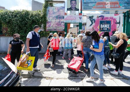 Naples, CAMPANIE, ITALIE. 12 juin 2020. 13/06/2020 Naples, Scampia district encore aujourd'hui le maître de Judo Giovanni Maddaloni aide avec une semaine de shopping le moins bien-off dans le quartier au nord de Naples célèbre pour la télévision de Grie Erie crédit: Fabio Sasso/ZUMA Wire/Alay Live News Banque D'Images