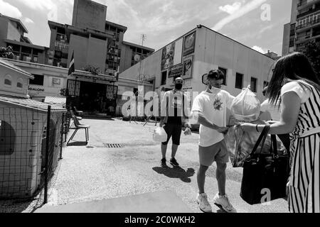 Naples, CAMPANIE, ITALIE. 12 juin 2020. 13/06/2020 Naples, Scampia district encore aujourd'hui le maître de Judo Giovanni Maddaloni aide avec une semaine de shopping le moins bien-off dans le quartier au nord de Naples célèbre pour la télévision de Grie Erie crédit: Fabio Sasso/ZUMA Wire/Alay Live News Banque D'Images