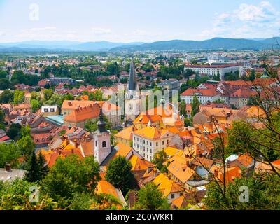 Vue aérienne de l'église Saint-Jacques à Ljubljana depuis la colline du château, Slovénie Banque D'Images