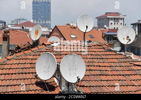 Antennes de télévision par satellite rouillées (parabole) montées sur l'ancien toit et le toit décadé du bâtiment Banque D'Images