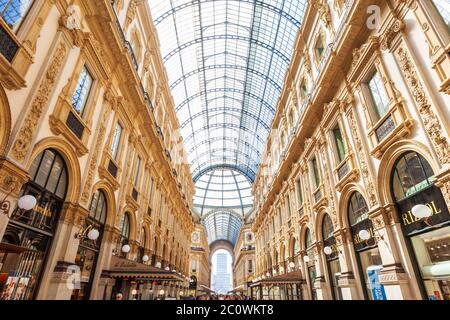 MILAN, ITALIE - 09 avril, 2019 : la galerie Vittorio Emanuele II est un centre commercial actif le plus âgé et un site important de Milan en Italie Banque D'Images