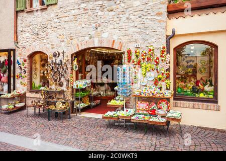 SIRMIONE, ITALIE - 12 avril 2019 : magasin de souvenirs dans la ville de Sirmione qui situé au lac de Garde en Italie Banque D'Images