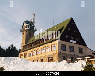 Cabane de montagne avec tour d'observation Kralovka dans les montagnes de Jizera, République tchèque Banque D'Images