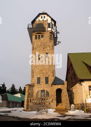 Tour de surveillance Kralovka dans les montagnes de Jizera, République tchèque Banque D'Images