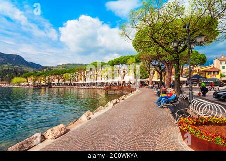 GARDA, ITALIE - 12 avril 2019 : Front de mer dans la ville de Garda, situé sur la rive du lac de garde dans la province de Vérone en Vénétie, Italie Banque D'Images