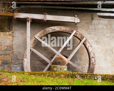 Roue d'eau de l'ancien moulin sans eau, aucun mouvement Banque D'Images