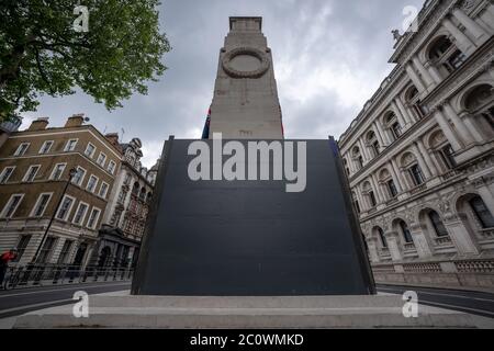 Le mémorial de guerre de Cenotaph à Whitehall est entouré de revêtements protecteurs avant d'autres manifestations de la matière noire (BLM). Londres, Royaume-Uni. Banque D'Images