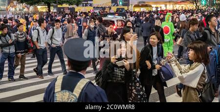 Une foule énorme de gens dans la rue de Shibuya pendant la nuit d'Halloween, Tokyo, Japon. Banque D'Images