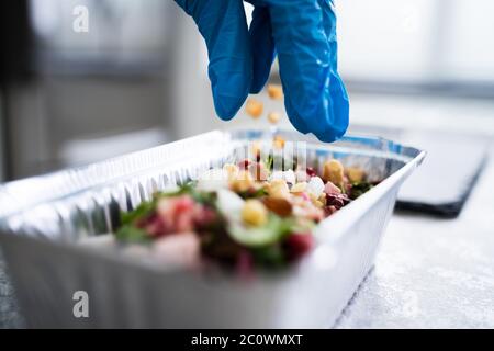 Préparation des repas et des aliments emballés dans des contenants en aluminium Banque D'Images