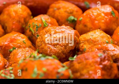 Macro de boulettes de viande avec sauce et persil haché Banque D'Images