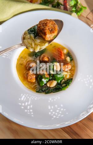 Soupe italienne de mariage avec boulettes de saucisse, pâtes orzo et haricots cannellini Banque D'Images