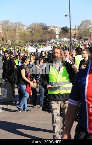 Le vieux manifestant hippie marche dans les gilets jaunes proteste contre les foules à Paris en France Banque D'Images