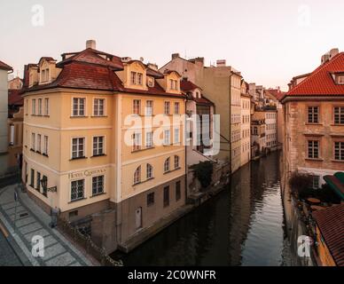 Maisons anciennes sur la rivière Certovka à l'île de Kampa, petite ville, Prague, capitale de la République tchèque, Europe Banque D'Images