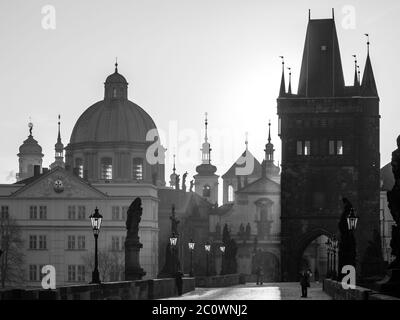 Matin, déambuler sur le pont Charles avec des tours de la vieille ville, des statues, des feux de rue et la tour du pont de la vieille ville, capitale de Prague de la République tchèque, Europe. Image en noir et blanc. Banque D'Images