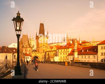 Pont Charles avec tour du pont de la ville de Lesser et château de Prague en arrière-plan. Matin ensoleillé à Prague, République tchèque. Banque D'Images