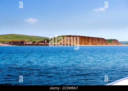 La falaise de grès est, sur la côte jurassique à West Bay, Dorset, Royaume-Uni. Rendu célèbre par la série télévisée Broadchurch Banque D'Images