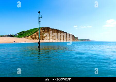 La falaise de grès est, sur la côte jurassique à West Bay, Dorset, Royaume-Uni. Rendu célèbre par la série télévisée Broadchurch Banque D'Images